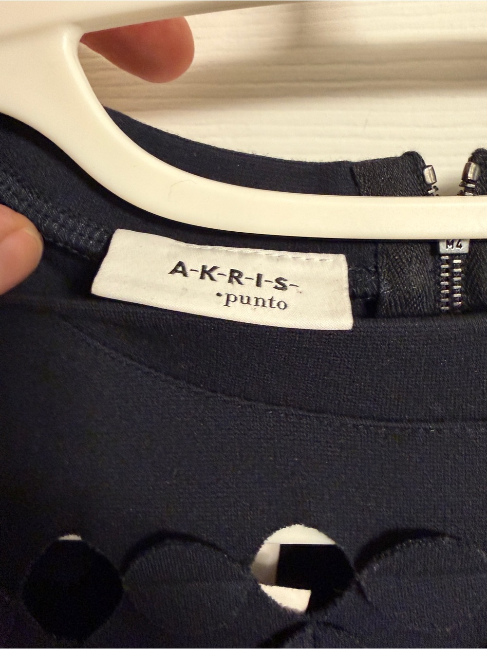 AKRIS PUNTO - Chic navy top w/circle cutouts | size 8 - Picture 3 of 6